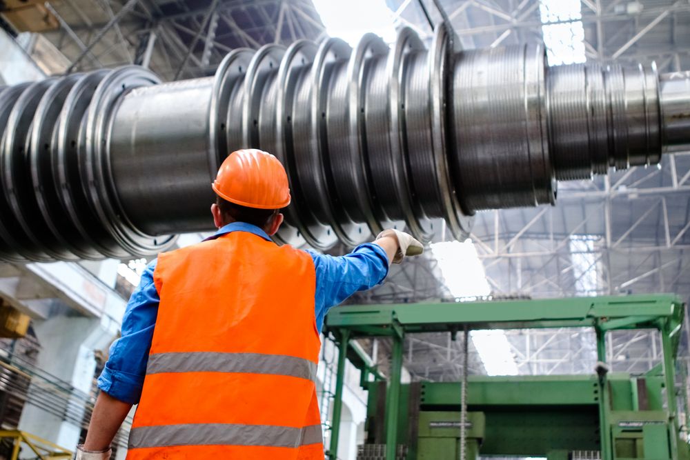 Profissional de indústria utilizando equipamento de proteção